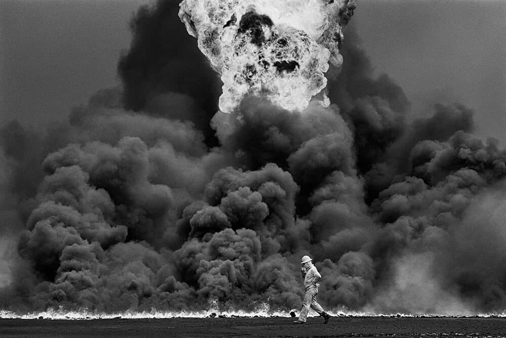 Following the devastation of Kuwait’s oil fields by Saddam Hussein’s retreating forces in 1991, Brazilian photographer Sebastião Salgado travelled to Kuwait to photograph the inferno. Some 700 oil wells and an unspecified number of oil-filled low-lying areas were set alight, causing one of the worst environmental disasters in living memory. Salgado wrote that “in all [his] long life, [he] never again found this kind of light – it was a Dantesque night.” © Sebastião Salgado